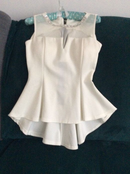 Biala bluzka z baskinką