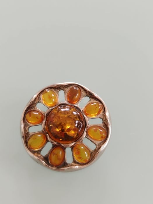 Lindo pendente vintage em prata e âmbar.