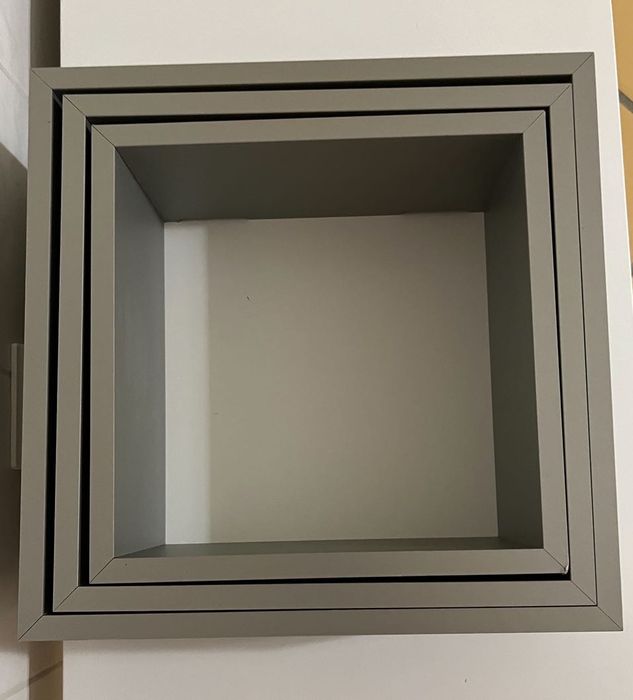 Prateleiras/ Estante em formato de Cubo