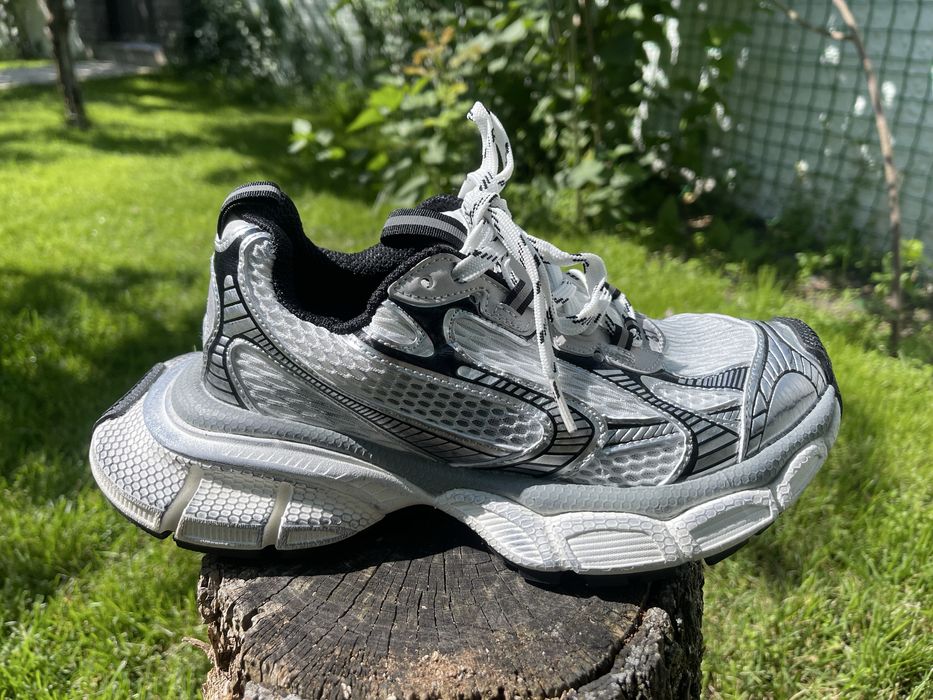 Продаються кросівки