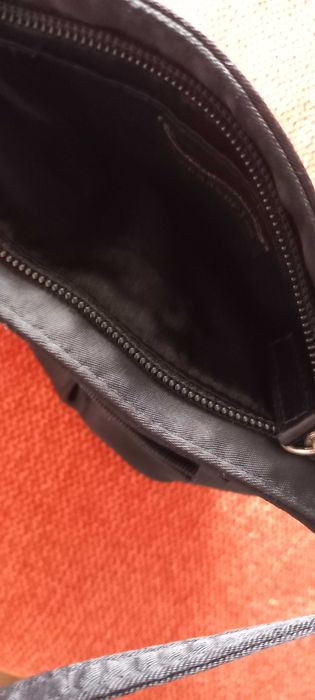 Clutch básica/ essencial cetim preto com laço