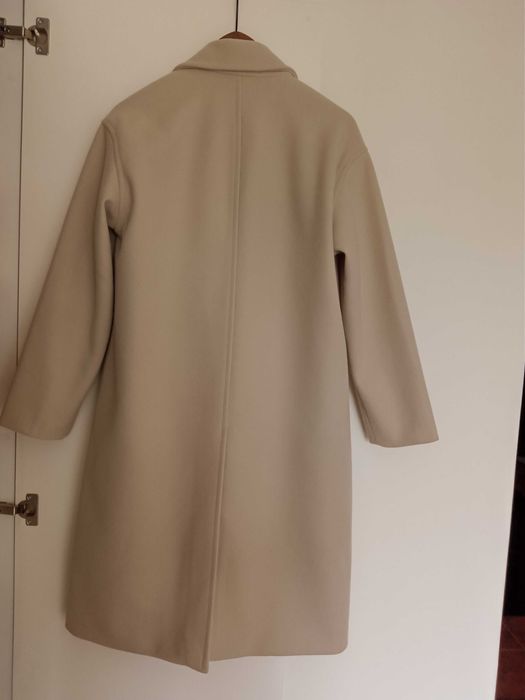 Casaco comprido com botões bege