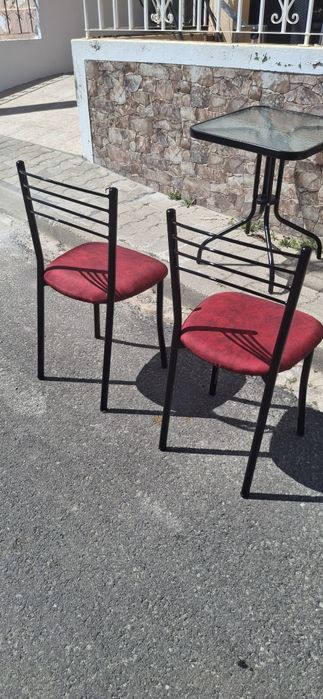 Mesa de Vidro + 2 Cadeiras Estofadas (Vermelho) – Como Novo