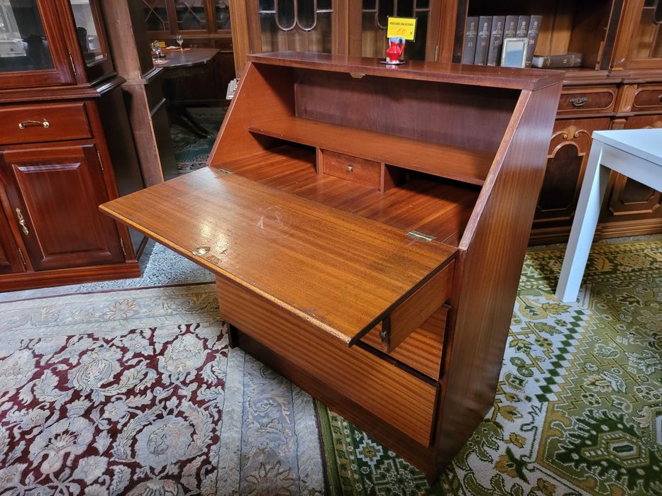 Wooden desk with signs of use but perfectly functional64409358206467123