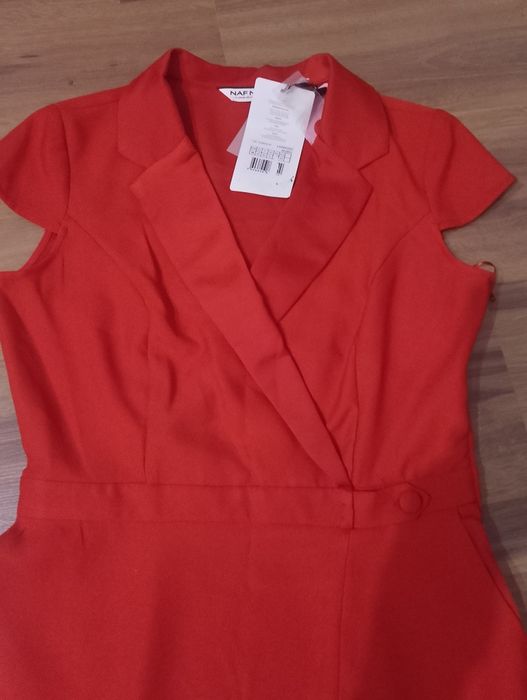 Elegancka, czerwona sukienka.