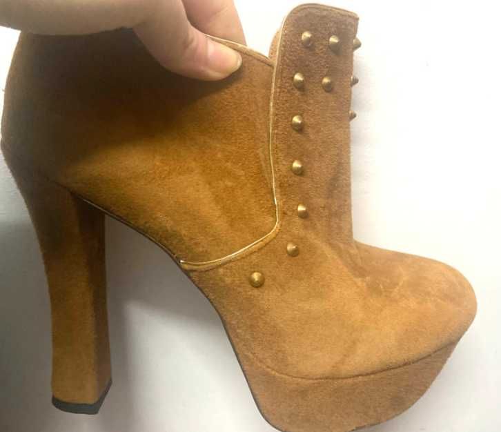 Sapato alto elegante em pele