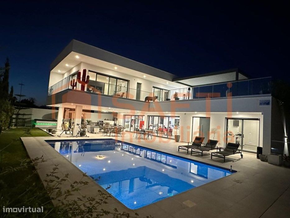 Casa contemporânea numa zona residencial