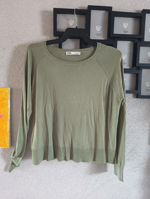 Delikatny cienki sweter damski oversize S Zara 
Długość całkowita 57 cm
Szerokość pod pachami 54 cm X2 
Zapraszam 
#sweterek
#sweterekcienki
#sweterek