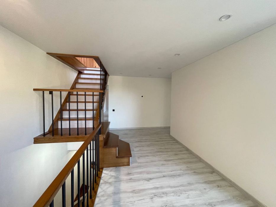 Просторий будинок, з великою земельною ділянкою, дмитро