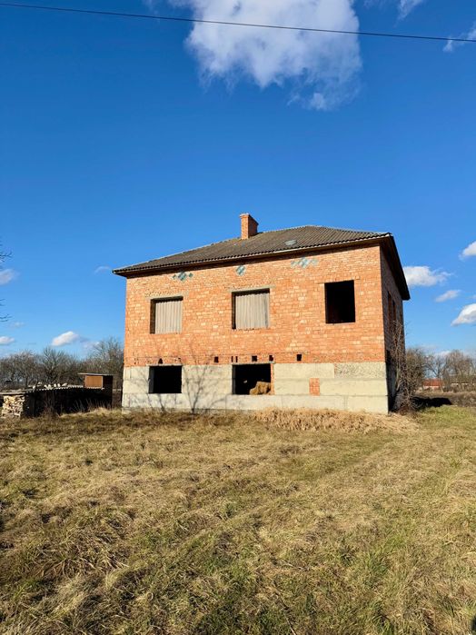 Продаж земельної ділянки з незавершеним будинком у с. Грушів