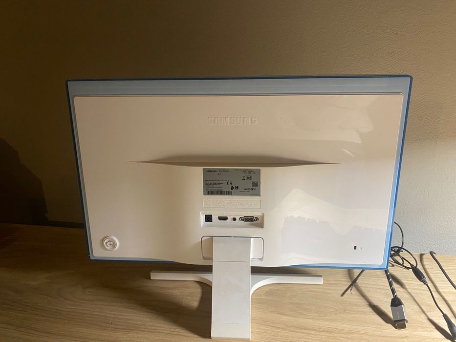 Komputer stacjonarny+monitor i klawiatura i myszka