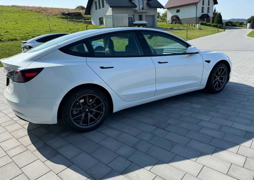 tesla model 3 2021 року