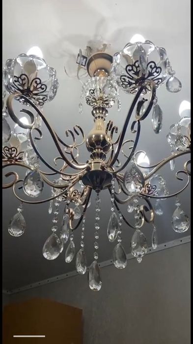 Люстра  майже нова. Не була у вжитку