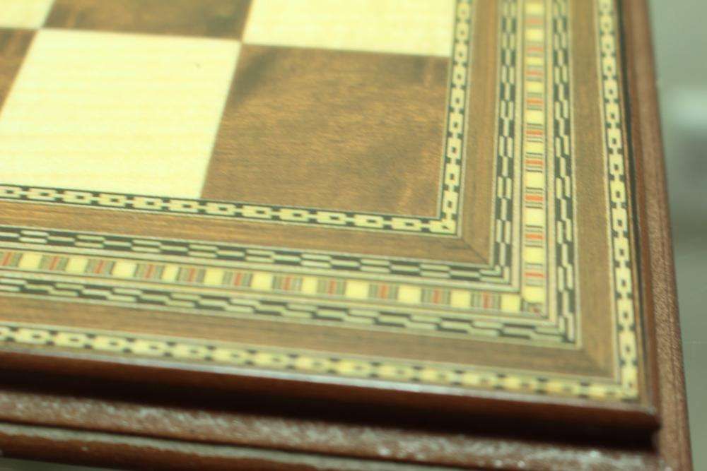 Tabuleiro de Jogo em Madeira bicolor e marqueterie