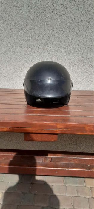 Kask czarny z daszkiem z lat 90