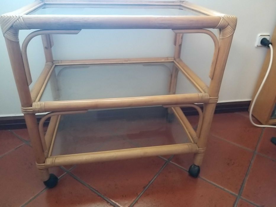Mesa de centro em bambu com rodas