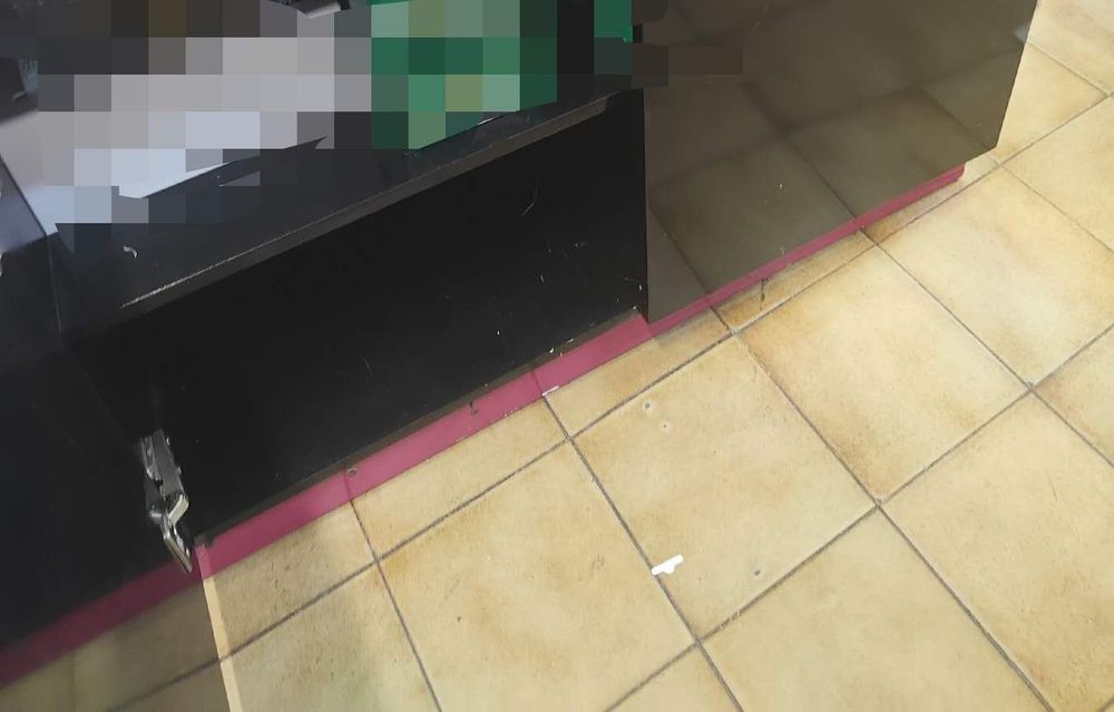 Balcao com expositor de vidro, gavetas e comodas