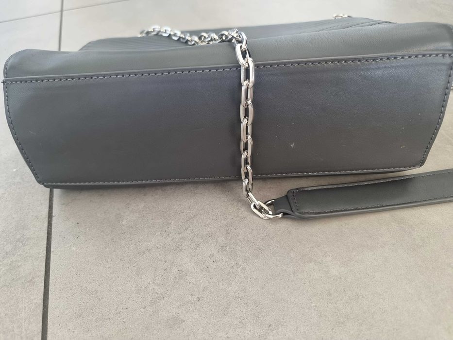 NOWA Torebka Nabo szara na łańcuszku