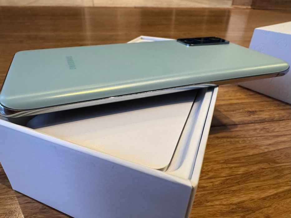 Samsung Galaxy S20 FE Miętowy stan Idealny
