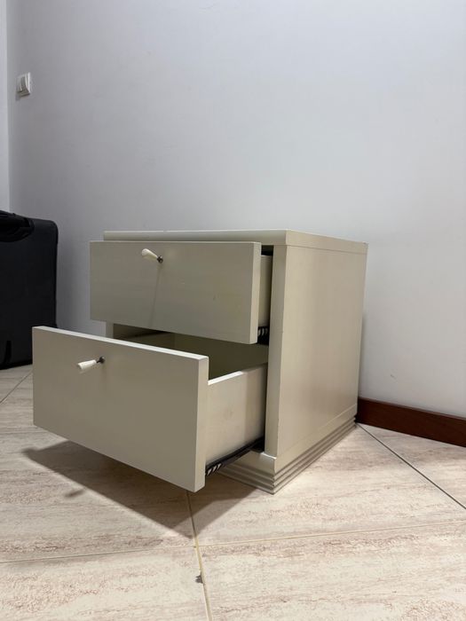 Duas mesas de cabeceira