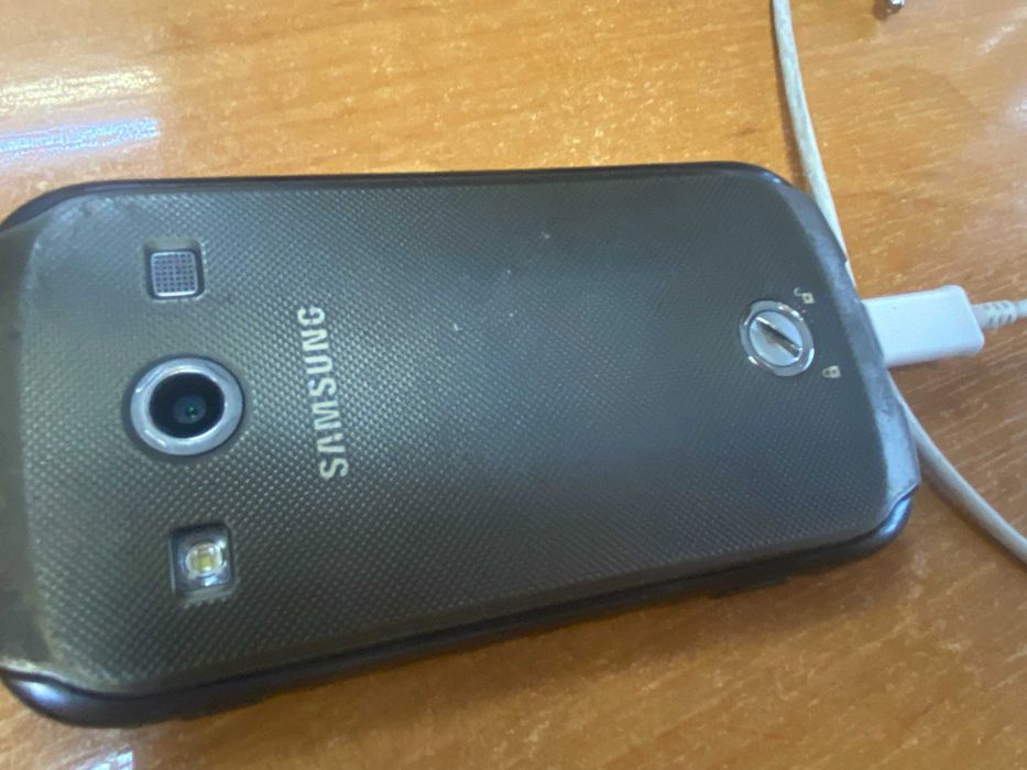 używany telefon SAMSUNG na 2 karty sim + ładowarka