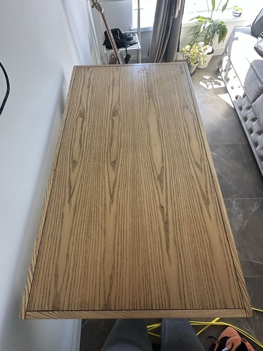 Стіл з ясеня, стійкий