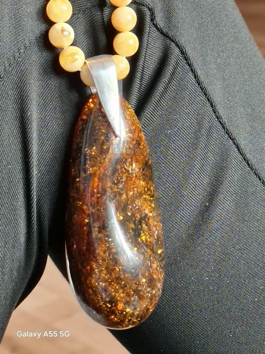 Duży wisior bursztynowy.