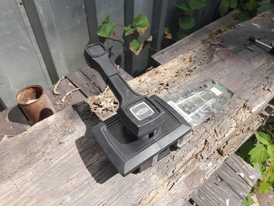 Manetka boczna do silnika stacjonarnego