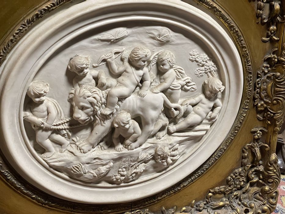 Quadro em talha dourada com querubins em marmore