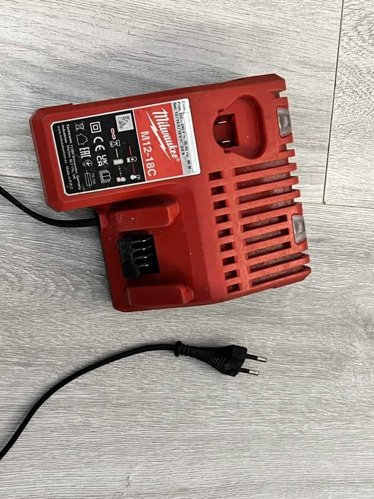 Okazja! Milwaukee M12-18C ładowarka – brak reakcji, na części