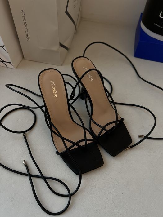 Сандалі на шпильках DeeZee