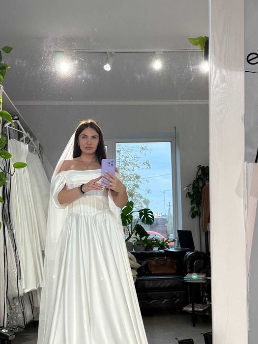 Весільна сукня з розрізом