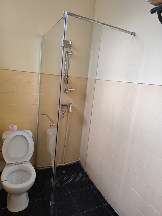 Poliban em vidro com torneiras e chuveiro