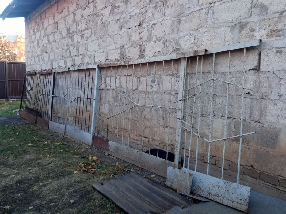 Секции забора (высота 1,4 и 1,5 м), столбы (высота 2 метра)