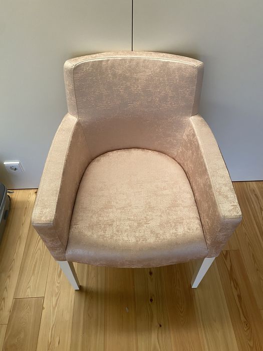 Cadeirao forrado com pés lacados