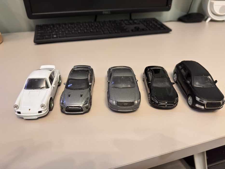 Samochodziki kolekconerskie 30 sztuk  (metalowe)