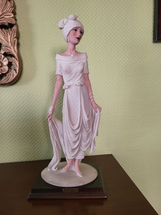 Artystyczna, alabastrowa figura