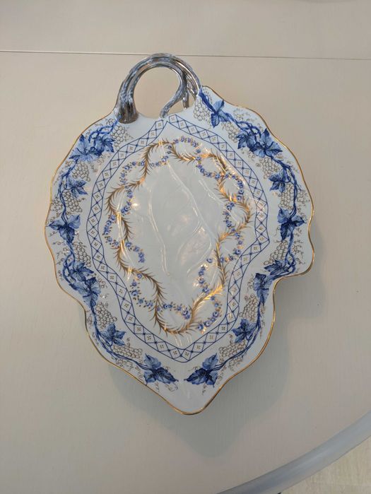 Conjunto de cinco elementos em fina porcelana, tons azul e dourado