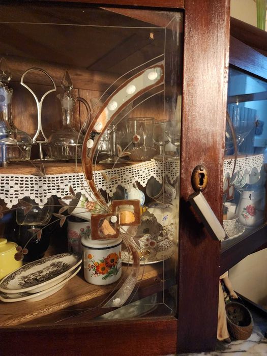 Móvel/cristaleira antigo