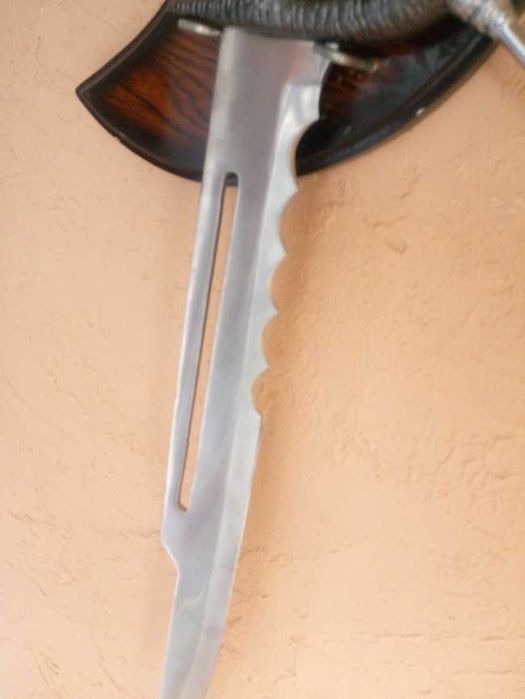 Dekoracyjny miecz na ścianę