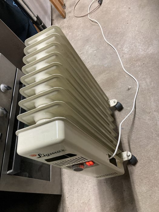 Aquecedor elétrico  em bom estado de funcionamento