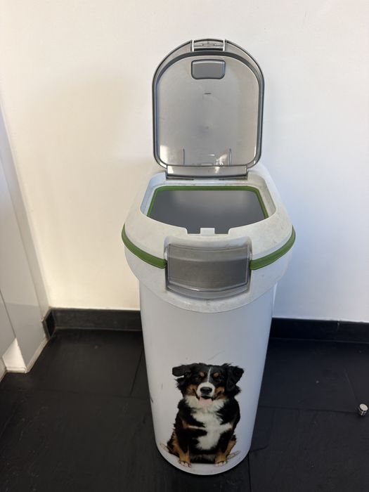 Caixa para colocar sacos de comida de caes de grande porte.