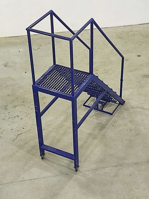 Escada de plataforma móvel em ferro – seminova