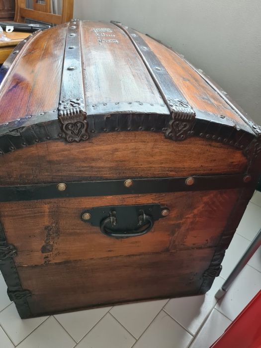 Arca (baú) muito antiga, restaurada, com suporte de pés  amovível