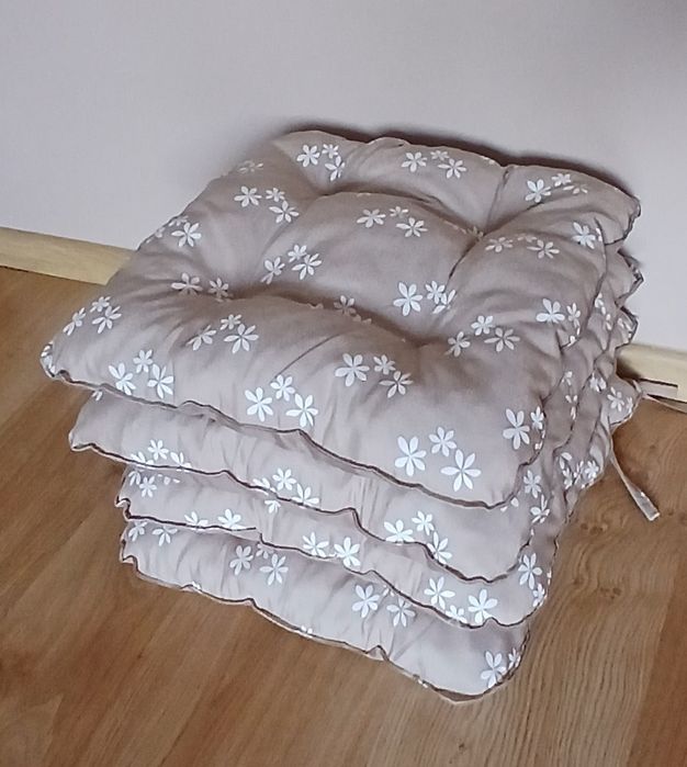 Beżowe poduszki na krzesła