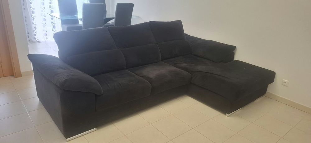 Sofá com chaise longue e assentos deslizantes — tecido escuro
