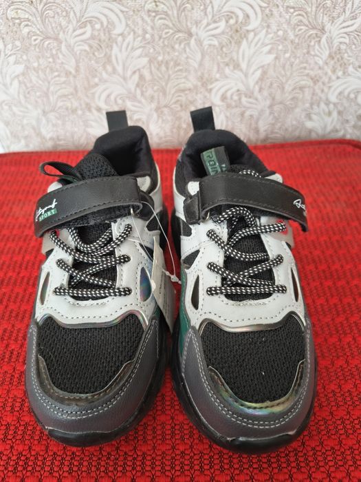 Новые кроссовки (стелька 18,5 см)