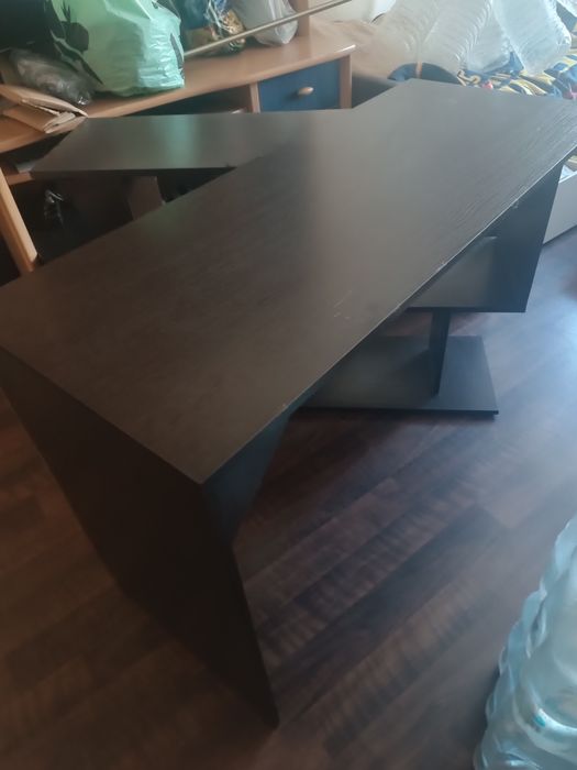 Комп'ютерний стіл