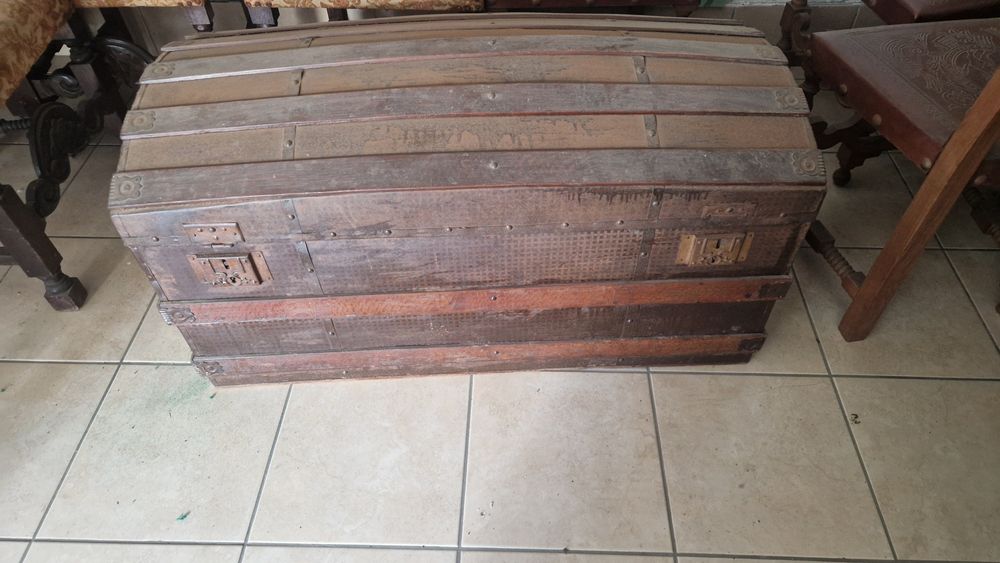 Baú antigo em madeira e chapa
