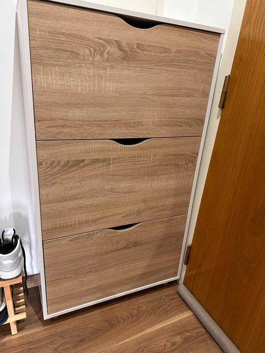 Sapateira de madeira